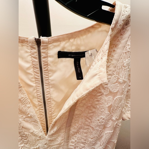 BCBGMAXAZRIA Off White Lace A-Line Dress with Zip Up Back, Size 0 - Picture 4 of 8